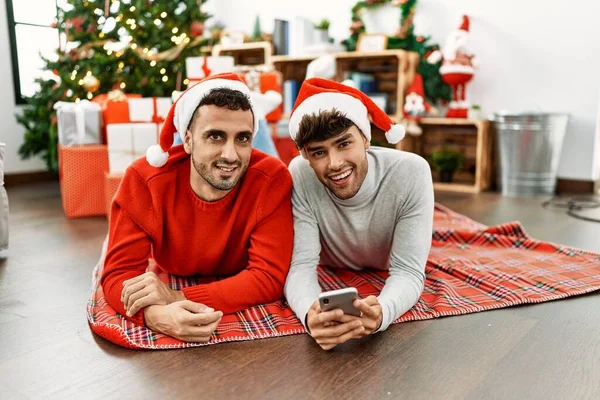 Deux Hommes Hispaniques Couple Utilisant Smartphone Couché Par Arbre Noël — Photo