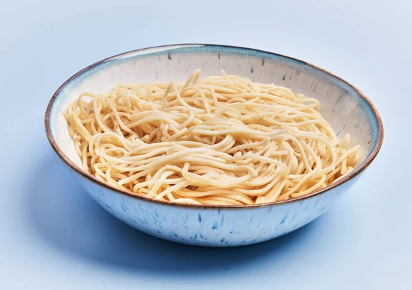 Assiette Spaghettis Blancs Sur Fond Bleu — Photo