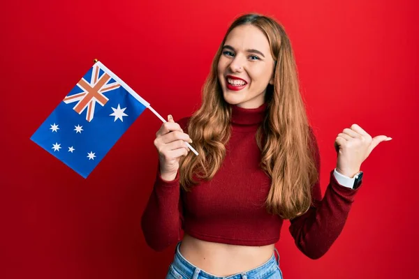 Fiatal Szőke Kezében Ausztrál Zászló Mutató Hüvelykujj Fel Oldalon Mosolyogva — Stock Fotó