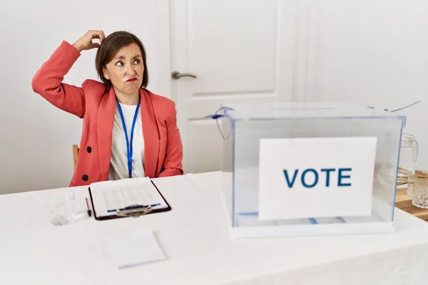 Vacker Medelålders Latinamerikansk Kvinna Vid Politiska Val Sitter Med Röstsedel — Stockfoto