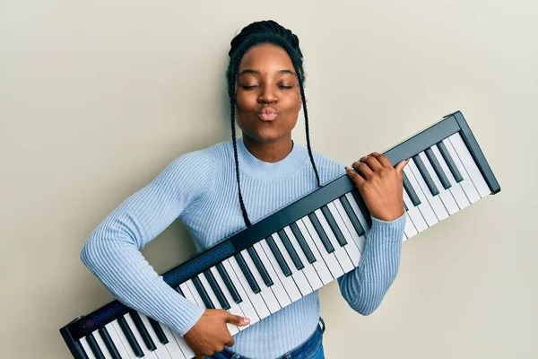 African American Woman Braided Hair Holding Piano Keyboard Looking Camera — Stock fotografie