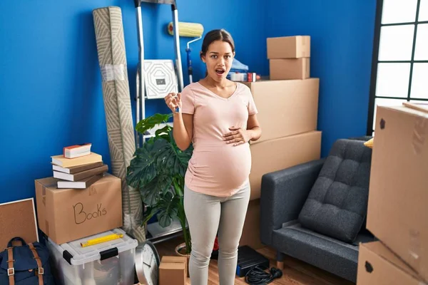 Young Pregnant Woman Holding Keys New Home Shock Face Looking — Stockfoto