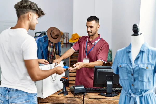 Jovem Hispânico Cliente Homem Pagando Lojista Usando Cartão Crédito Loja — Fotografia de Stock