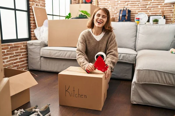 Young Caucasian Woman Smiling Confident Packing Kitchen Package New Home — Stockfoto