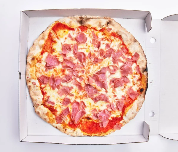 Prosciutto Singolo Pizza Italiana Sulla Scatola Consegna Isolato Sfondo Bianco — Foto Stock