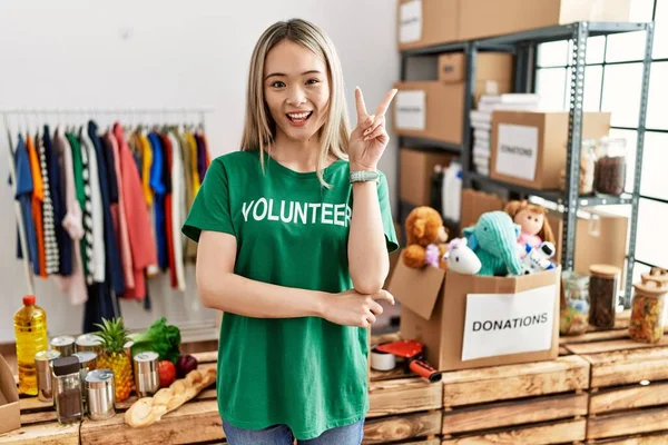 Bağışlarda Gönüllü Tişört Giyen Asyalı Genç Bir Kadın Kameraya Gülümseyen — Stok fotoğraf