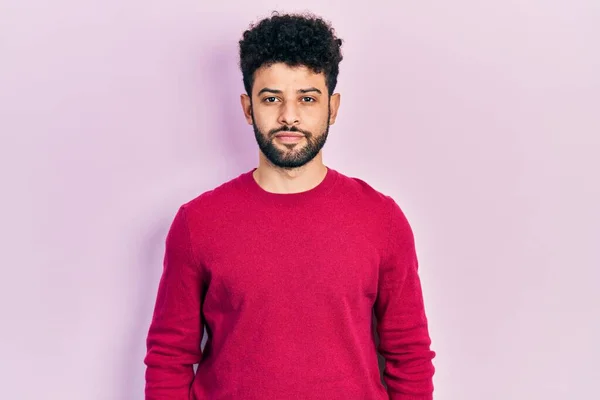 Młody Arabski Mężczyzna Brodą Luźnym Różowym Swetrze Poważnym Wyrazem Twarzy — Zdjęcie stockowe