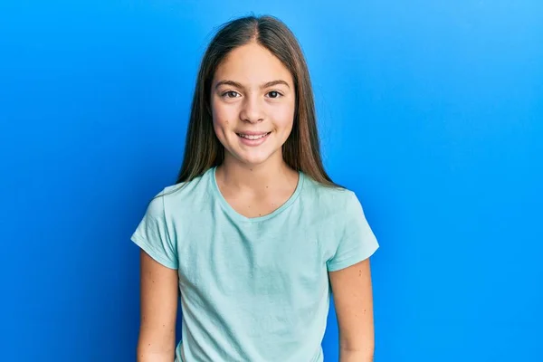 Mooi Brunette Klein Meisje Draagt Casual Wit Shirt Met Een — Stockfoto