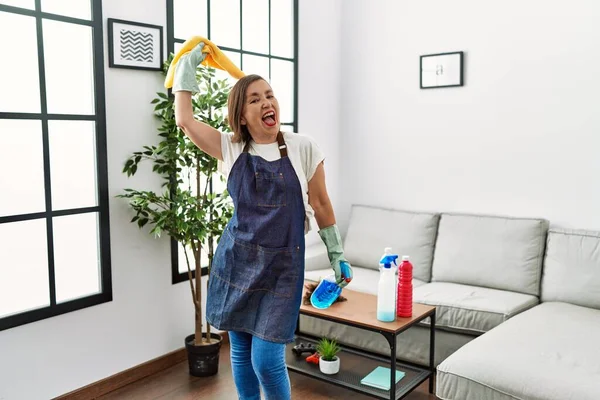 Medelålders Latinamerikanska Kvinna Arbetar Som Hushållerska Dansar Hemma — Stockfoto