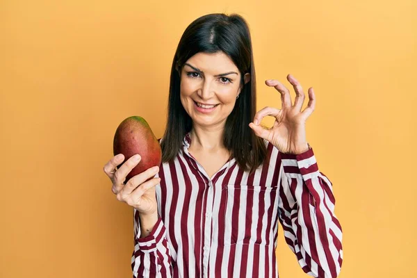 Junge Hispanische Frau Mit Mango Tut Zeichen Mit Den Fingern — Stockfoto