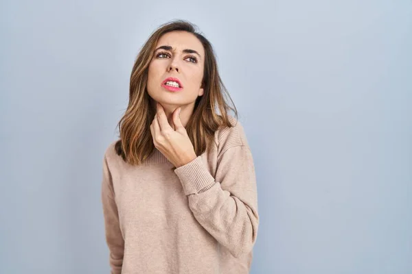 Young Woman Standing Isolated Background Touching Painful Neck Sore Throat — Stok Foto