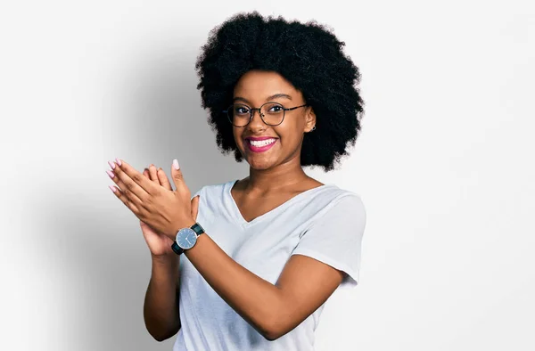 Jonge Afrikaanse Amerikaanse Vrouw Dragen Casual Wit Shirt Klappen Applaudisseren — Stockfoto