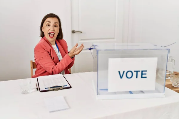 Mooie Middelbare Leeftijd Spaanse Vrouw Bij Politieke Verkiezingen Zitten Door — Stockfoto