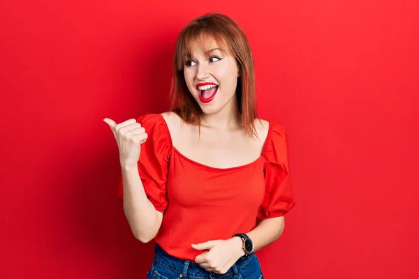 Ruiva Jovem Mulher Vestindo Casual Camiseta Vermelha Sorrindo Com Rosto — Fotografia de Stock