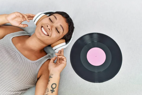 Mujer Hispana Joven Escuchando Música Tumbada Sofá Casa —  Fotos de Stock