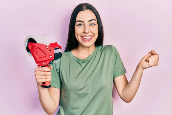 Mavi Gözlü Koli Bandı Tutan Güzel Bir Kadın Gururla Bağırıyor — Stok fotoğraf