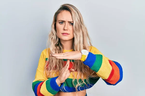 Beautiful Young Blonde Woman Wearing Colored Sweater Doing Time Out – stockfoto