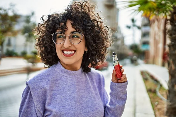 Ung Mellanöstern Kvinna Ler Säker Håller Elektronisk Cigarett Gatan — Stockfoto