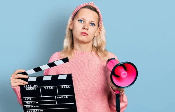 Mladá Běloška Videoklipem Megafonem Uvolnila Vážným Výrazem Tváři Jednoduchý Přirozený — Stock fotografie