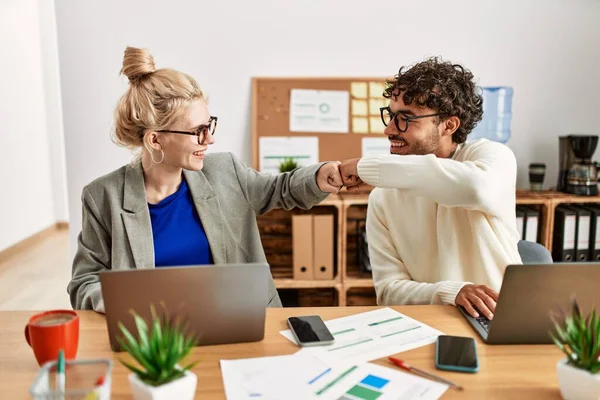 Ofiste yumruklaşan iki iş adamı..