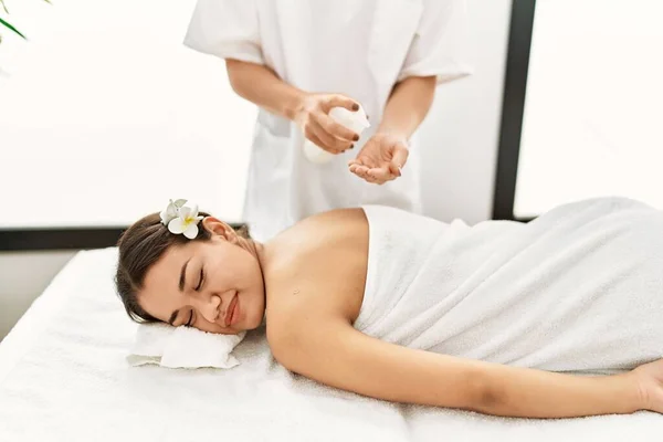 Young Latin Woman Relaxed Having Back Massage Moisturizer Beauty Center — Foto de Stock