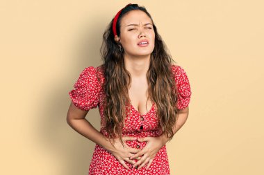 Mide bulantısı, acı verici bir hastalık yüzünden günlük giysiler giyen genç İspanyol kız. Ağrı kavramı. 