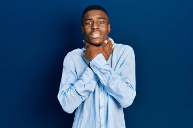 Genç, Afro-Amerikan bir adam günlük kıyafetler giyip bağırıyor ve boğularak ölüyor çünkü boğularak can yakıyor. Sağlık problemi. Boğulma ve intihar konsepti. 