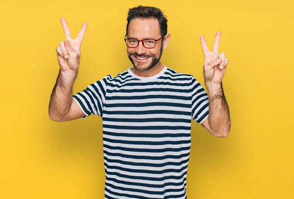 Middle Age Man Wearing Casual Clothes Glasses Smiling Looking Camera — Fotografia de Stock