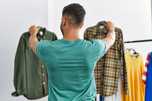 年轻的阿拉伯男子顾客在服装店后视镜购物 — 图库照片