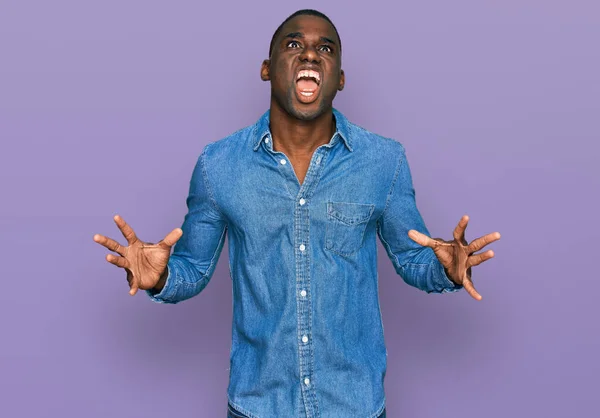 Mladý Africký Američan Neformálním Oblečení Šíleně Šíleně Křičel Křičel Agresivním — Stock fotografie