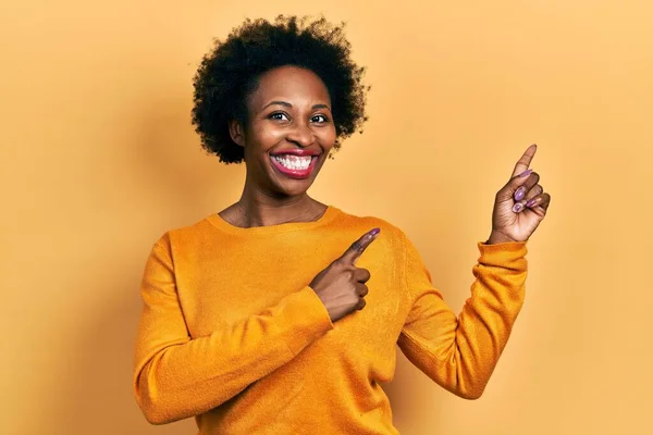 Genç Afro Amerikalı Kadın Günlük Kıyafetler Giyiyor Gülümsüyor Kameraya Bakıyor — Stok fotoğraf