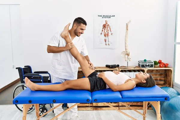 Uomo Donna Latino Uniforme Fisioterapista Con Sessione Riabilitazione Della Gravidanza — Foto Stock