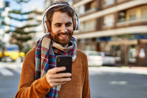 Νεαρός Καυκάσιος Άνδρας Γενειάδα Ακούγοντας Μουσική Smartphone Φορώντας Ακουστικά Στο — Φωτογραφία Αρχείου