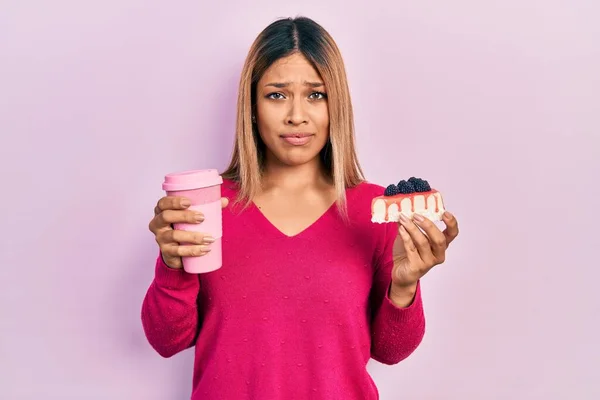 Hermosa Mujer Hispana Sosteniendo Una Taza Café Para Llevar Pastel —  Fotos de Stock