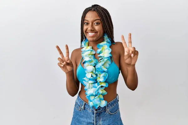 Young African American Woman Braids Wearing Bikini Hawaiian Lei Smiling — Zdjęcie stockowe