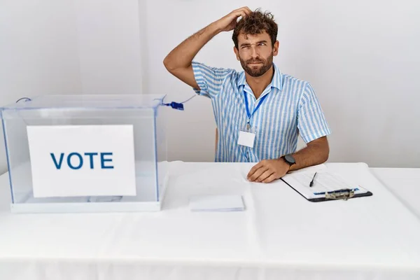 Ung Stilig Man Vid Politiska Val Sitter Med Valurnan Förvirra — Stockfoto