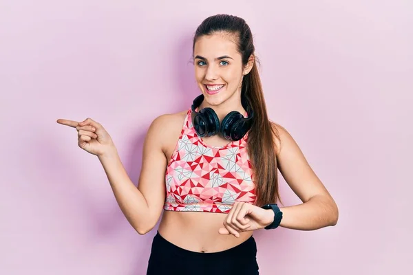 Young Brunette Teenager Wearing Gym Clothes Using Headphones Smart Watch — 스톡 사진