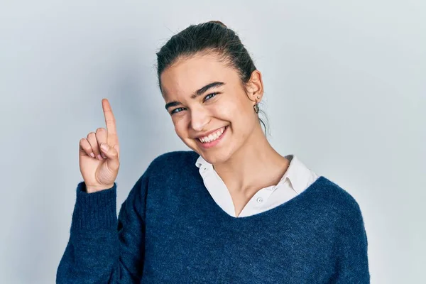 Ung Kaukasiska Flicka Bär Casual Kläder Visar Och Pekar Upp — Stockfoto