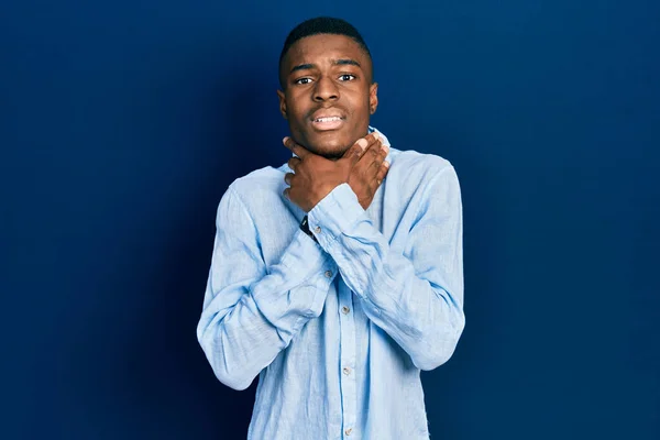 Молодой Африканский Американец Повседневной Одежде Кричит Задыхается Болезненного Удушения Проблемы — стоковое фото