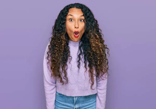 Mujer Hispana Joven Con Pelo Rizado Usando Suéter Casual Invierno — Foto de Stock