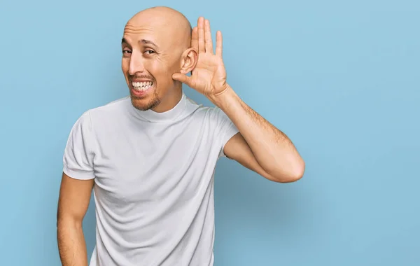 Bald Man Beard Wearing Casual White Shirt Smiling Hand Ear — Stok fotoğraf