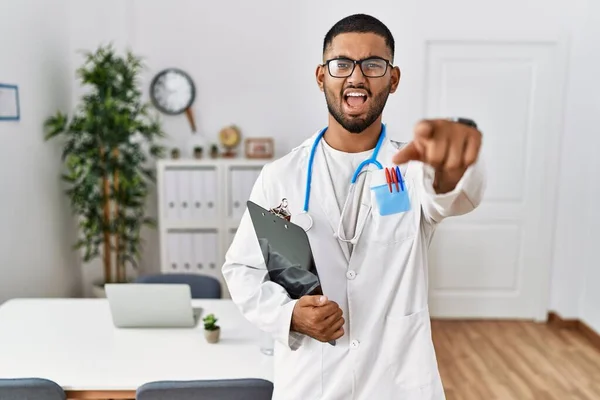 Young Indian Man Wearing Doctor Uniform Stethoscope Pointing Displeased Frustrated — Stock Photo, Image