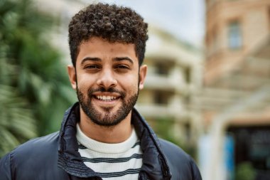 Kasabada gülümseyen genç bir Arap.