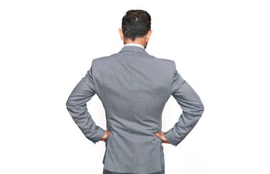 Orta yaşlı bir adam iş kıyafetleri içinde geriye doğru bakıyor ve kollarını vücuduna dikiyor. 