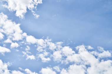 Güneşli bir günde bulutlu güzel mavi gökyüzü