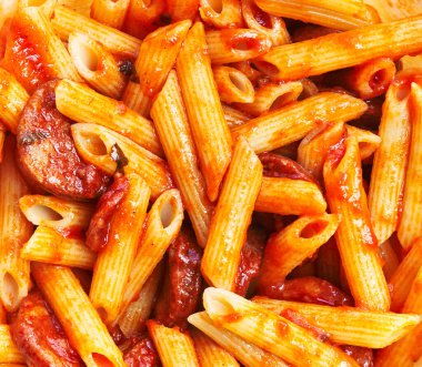  Bir demet İtalyan makarnası pepperonili ve domates soslu.