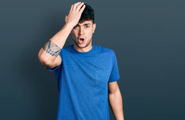 Gündelik tişört giyen genç İspanyol bir adam hata için el ele tutuşup şaşırdı. Hatayı hatırla. Unuttum, kötü hafıza kavramı. 