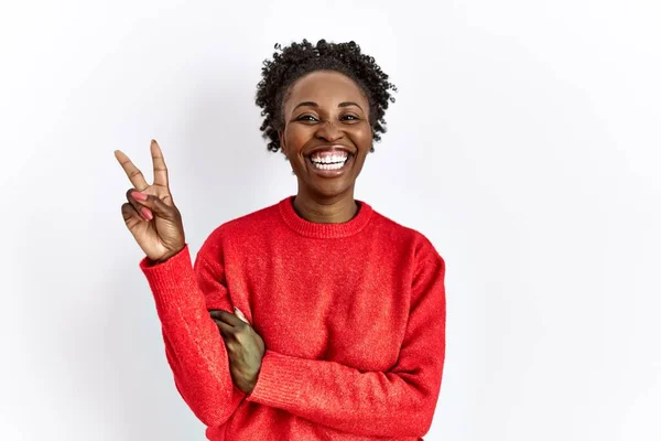 Jovem Afro Americana Vestindo Roupas Casuais Sobre Fundo Isolado Sorrindo — Fotografia de Stock