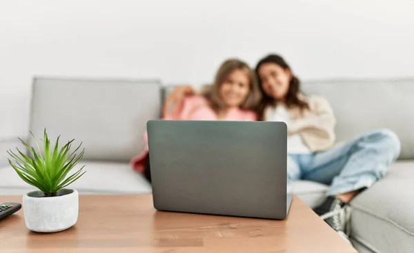 Pareja Joven Viendo Película Sentada Sofá Casa —  Fotos de Stock