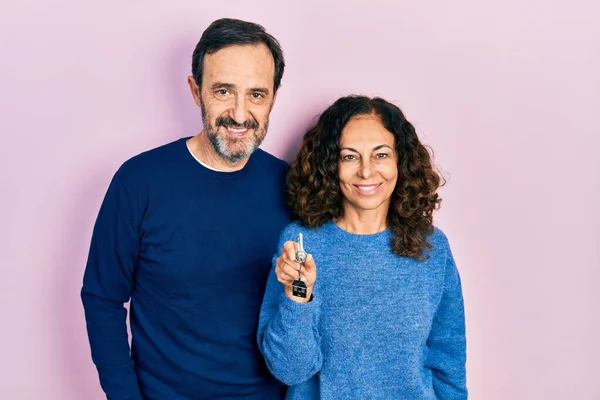 Middle Age Couple Hispanic Woman Man Holding Keys New Home — Stockfoto